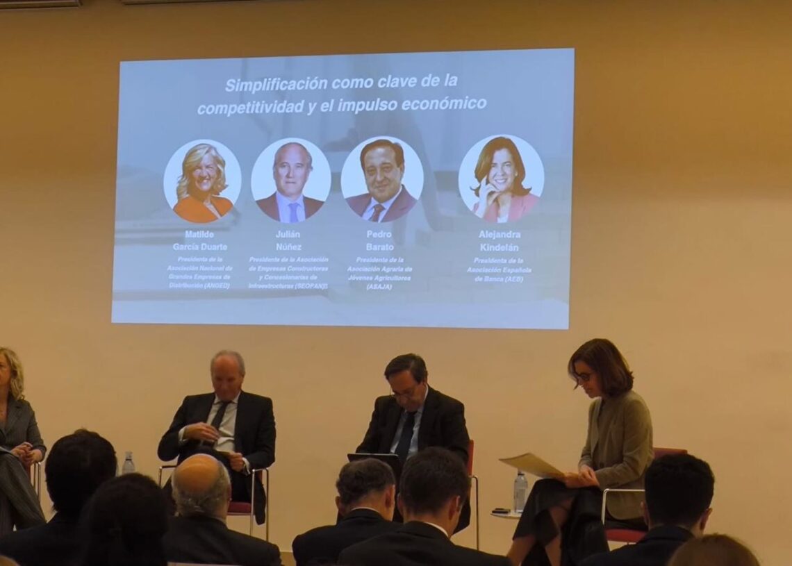 La presidenta de La Distribución Anged, Matilde García Duarte; el presidente de Seopan, Julián Núñez; el presidente de Asaja, Pedro Barato y la presidenta de la Asociación Española de Banca (AEB), Alejandra KindelánSONIA ESTEBAN/EUROPA PRESS