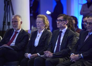 El ministro de Política Territorial y Memoria Democrática, Ángel Víctor torres, y el president de la Generalitat, Salvador Illa, durante el Congreso España 360º, en el Hotel Palace, a 27 de noviembre de 2025, en Madrid (España).Jesús Hellín - Europa Press