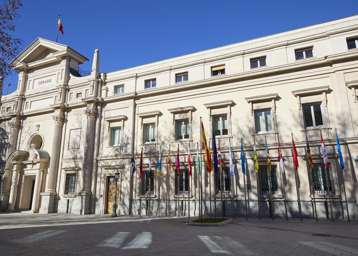 Archivo - Banderas de las Comunidades Autónomas frente a la fachada del Palacio del Senado, a 14 de enero de 2025, en Madrid (España).Jesús Hellín - Europa Press - Archivo