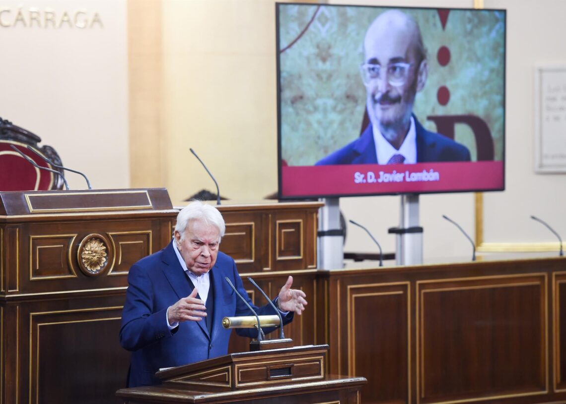 El expresidente del Gobierno, Felipe González, durante el acto homenaje a Javier Lambán, en el Senado. Gustavo Valiente - Europa Press