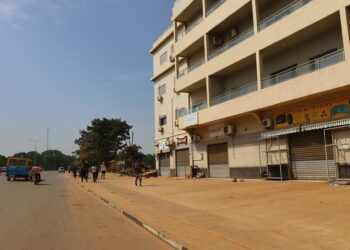 Fotografía de una calle de Bissau, capital de Guinea Bissau, tras el golpe de Estado militar que derrocó al presidente, Umaro Sissoco EmbalóEuropa Press/Contacto/Si Yuan