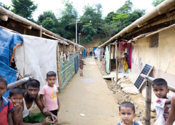 Varios niños miran a cámara en la extensión del campo de refugiados número 20, situado en el distrito de Cox's Bazar, Bangladesh.MIRJA VOGEL