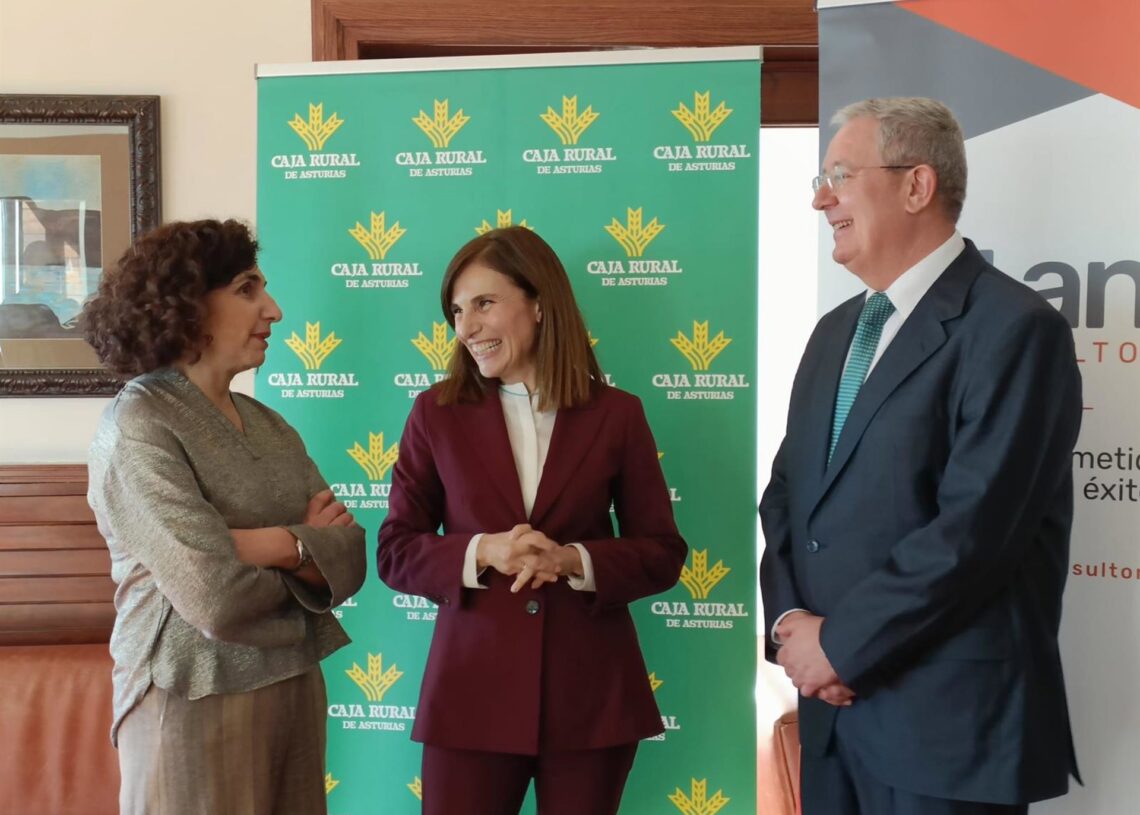 La vicepresidenta de la Comisión Nacional del Mercado de Valores, Paloma Marín, antes de dar la conferencia 'Proyección de los mercados: Horizonte 2026', en Gijón, junto a Pilar Martínez (Llana Consultores) y Antonio Romero (Caja Rural de Asturias)EUROPA PRESS