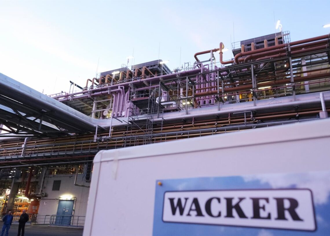 Archivo - FILED - 01 November 2022, Saxony, Nunchritz: A display board with the inscription 'Wacker' can be seen in front of a facility on the Wacker Chemie Nuenchritz site. Profit plummeted in the third quarter for German chemical company Wacker Chemie ASebastian Willnow/dpa - Archivo