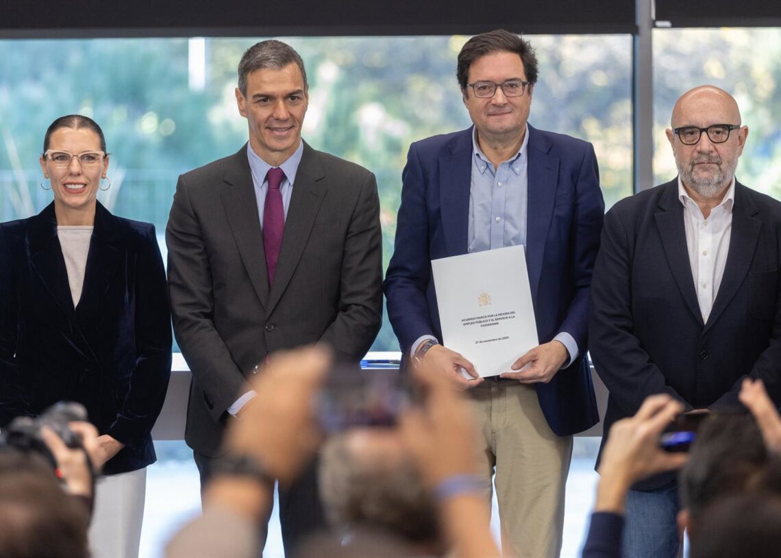 El presidente del Gobierno, Pedro Sánchez y el ministro para la Transformación Digital y de la Función Pública, Óscar López, durante la firma con los sindicatos del acuerdo alcanzado para la mejora de las condiciones laborales y salariales de los empleadoEduardo Parra - Europa Press