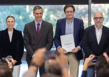 El presidente del Gobierno, Pedro Sánchez y el ministro para la Transformación Digital y de la Función Pública, Óscar López, durante la firma con los sindicatos del acuerdo alcanzado para la mejora de las condiciones laborales y salariales de los empleadoEduardo Parra - Europa Press