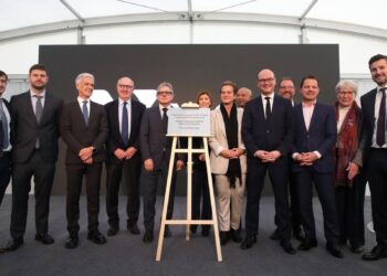 Asistentes a la inauguración de la planta de Vicky Foods en FranciaVICKY FOODS