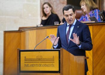 El presidente de la Junta de Andalucía, Juanma Moreno en su turno de réplica a la portavoz parlamentaria del PSOE-A, María Márquez, en el transcurso del Debate de la Comunidad Autónoma de la actual legislatura. A 27 de noviembre de 2025 en Sevilla (AndaluFrancisco J. Olmo - Europa Press