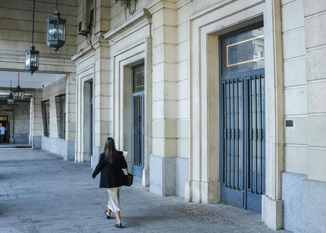 Archivo - Una mujer camina hacia la Audiencia de SevillaMARÍA JOSÉ LÓPEZ-EUROPA PRESS - Archivo