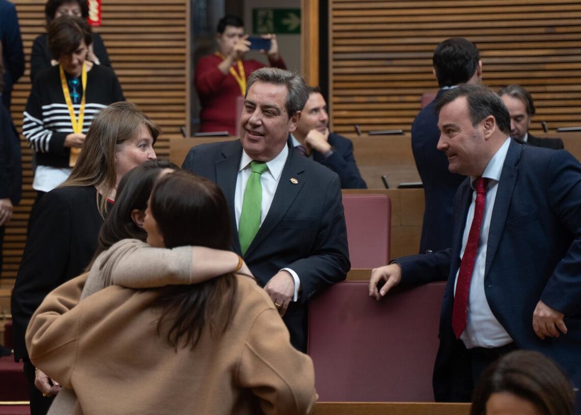 El presidente de Vox Valencia, José María Llanos (c), durante su debate de investidura como nuevo president de la Generalitat, en Les Corts Valencianes, a 27 de noviembre de 2025, en Valencia, Comunidad Valenciana (España). Jorge Gil - Europa Press