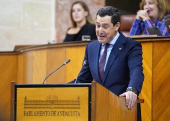 El presidente de la Junta de Andalucía, Juanma Moreno en su turno de réplica a la portavoz parlamentaria del PSOE-A, María Márquez, en el transcurso del Debate de la Comunidad Autónoma de la actual legislatura. A 27 de noviembre de 2025 en Sevilla (AndaluFrancisco J. Olmo - Europa Press