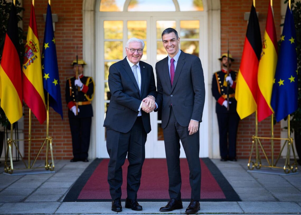 27 November 2025, Spain, Madrid: German President Frank-Walter Steinmeier (L) is welcomed by Spain's Prime Minister Pedro Sanchez at the Prime Minister's official residence. Photo: Bernd von Jutrczenka/dpaBernd von Jutrczenka/dpa