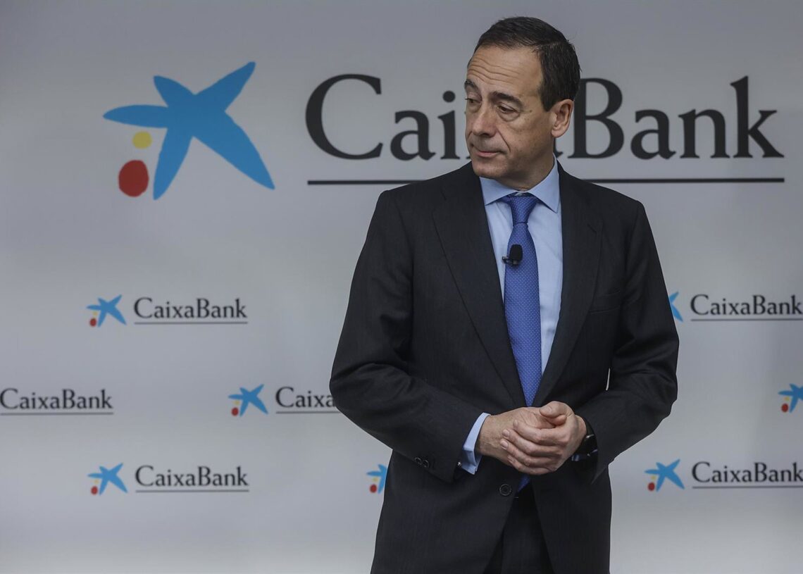 Archivo - El consejero delegado de CaixaBank, Gonzalo Gortázar, presenta a los medios de comunicación los resultados de la entidad correspondientes al ejercicio 2024, en la sede de Caixabank, a 30 de enero de 2025, en Valencia, Comunidad Valenciana (EspañRober Solsona - Europa Press - Archivo