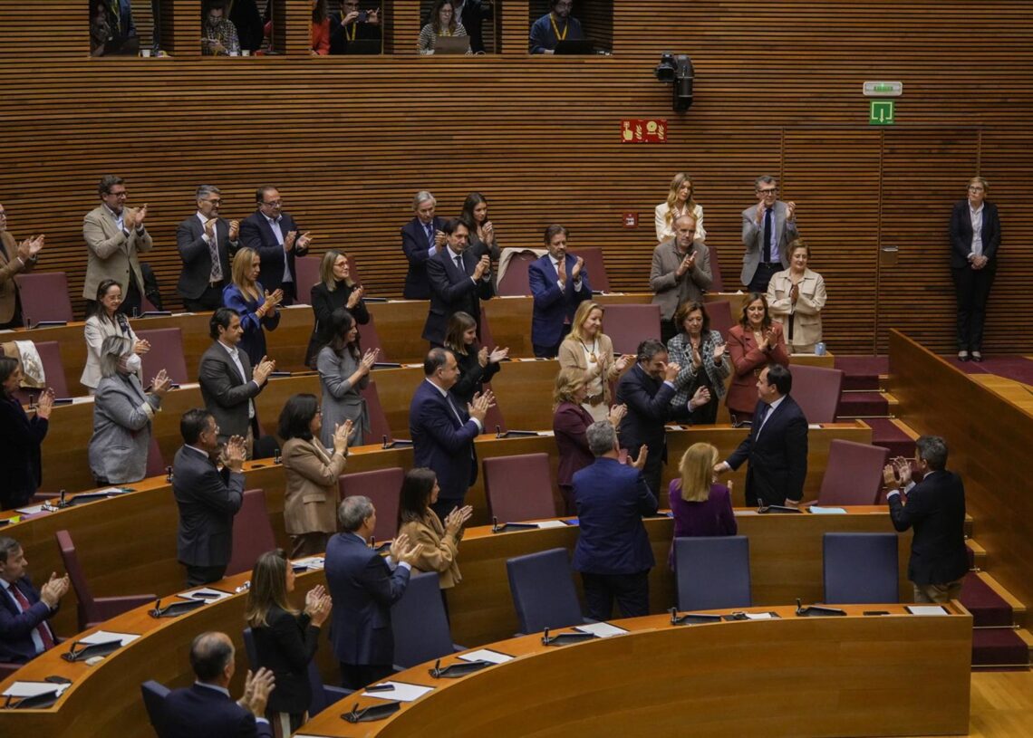 El ex presidente de la Generalitat valenciana, Carlos Mazón (1 fila, d), y el nuevo presidente de la Comunitat Valenciana, Juanfran Pérez Llorca (2 fila, d), durante el debate de investidura del nuevo president de la Generalitat, en Les Corts ValencianesJorge Gil - Europa Press