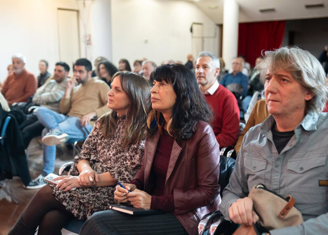 La ministra de Igualdad, Ana Redondo (c) y el candidato socialista a la Junta, Carlos Martínez (d), durante las Jornadas 'Feminismo como respuesta. Por el cumplimiento del Pacto de Estado contra la Violencia de Género en Castilla y León'.Emilio Fraile - Europa Press