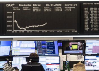 Archivo - 06 January 2020, Hessen, Frankfurt_Main: A stock trader works on the Frankfurt Stock Exchange, as the conflict between the USA and Iran has further unsettled investors in the German stock market.Boris Roessler/dpa - Archivo