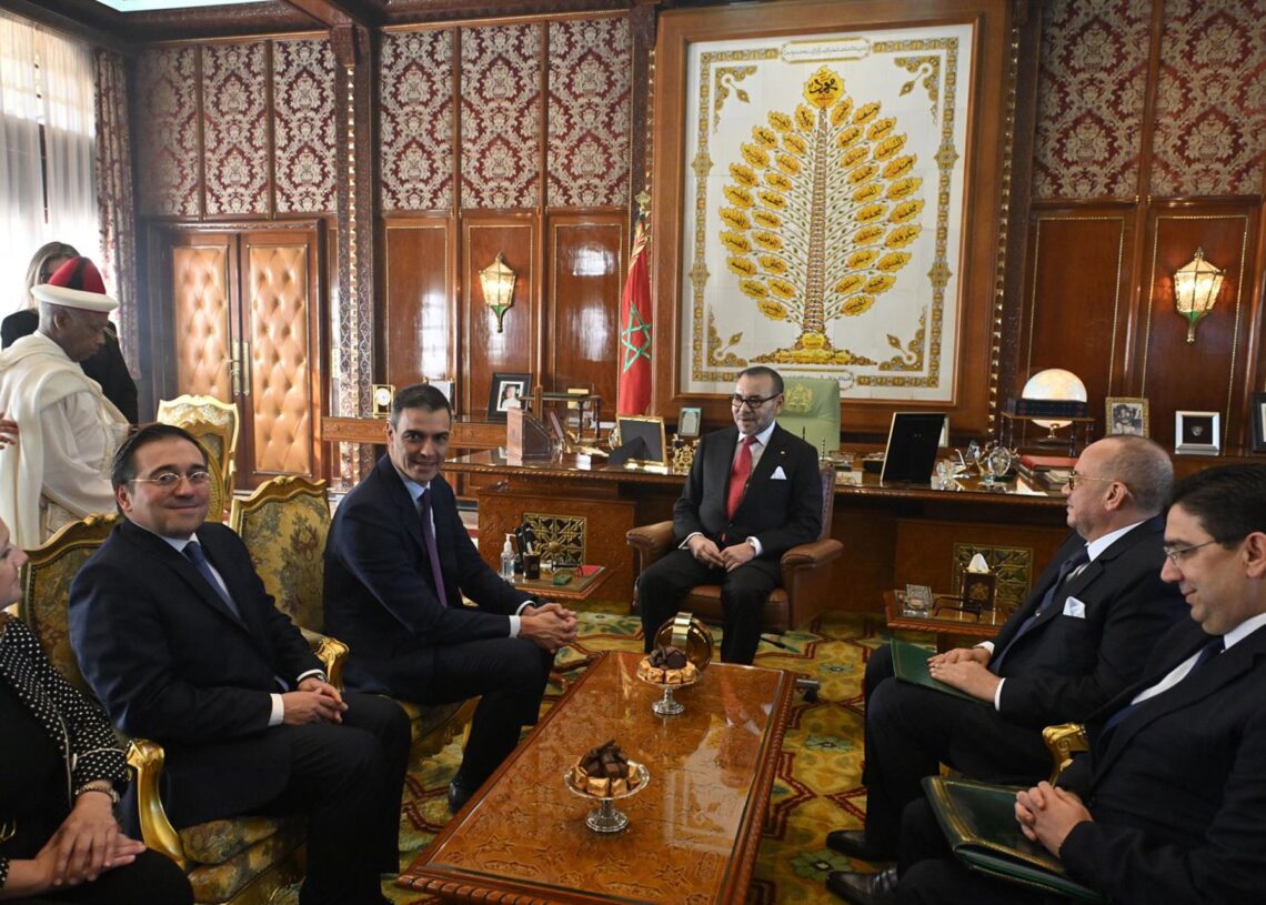 Archivo - El presidente del Gobierno español, Pedro Sánchez (2i), y el rey de Marruecos, Mohamed VI (c) en su primer viaje oficial de esta legislatura a Marruecos, a 21 de febrero de 2024, en Rabat (Marruecos). El viaje de Sánchez, acompañado por el minisPool - Archivo