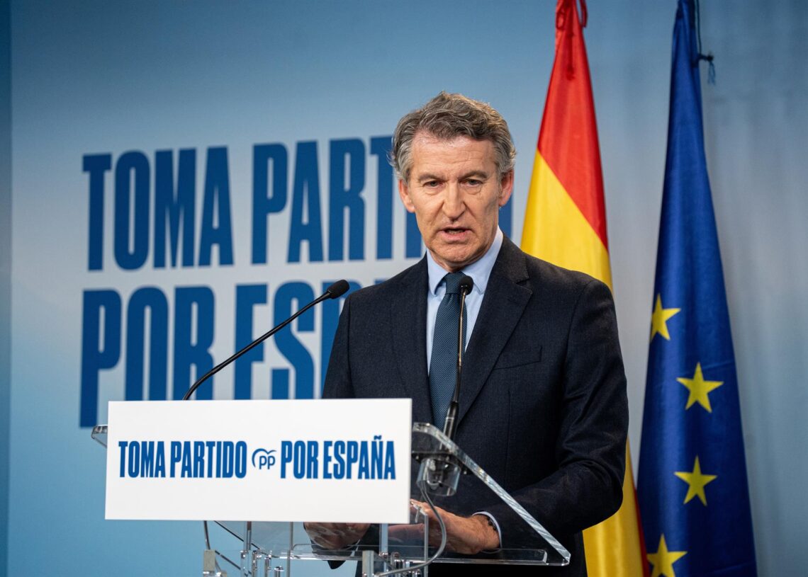 El presidente del Partido Popular, Alberto Núñez Feijóo, ofrece una declaración pública sobre la decisión del Tribunal Supremo de enviar a prisión al exministro de Transportes, José Luis Ábalos, y su ex asesor Koldo García, en la sede nacional del PP, a 2Gabriel Luengas - Europa Press