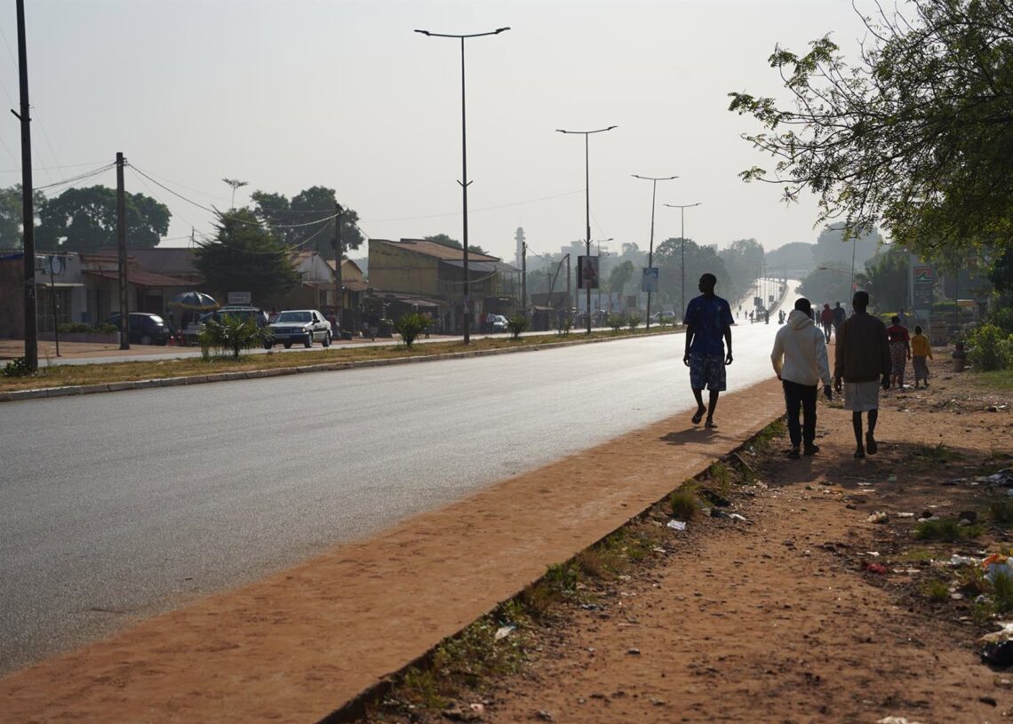 Fotografía de una calle de Bissau, capital de Guinea Bissau, tras el golpe de Estado militar que derrocó al presidente, Umaro Sissoco EmbalóEuropa Press/Contacto/Si Yuan