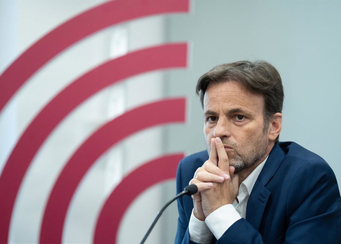 Archivo - El candidato de Comuns Sumar, Jaume Asens, durante una reunión con miembros del Comité de Empresa del Banco Sabadell y del BBVA, en Comisiones Obreras de Catalunya, a 31 de mayo de 2024, en Barcelona, Catalunya (España). En el contexto en el queDavid Zorrakino - Europa Press - Archivo