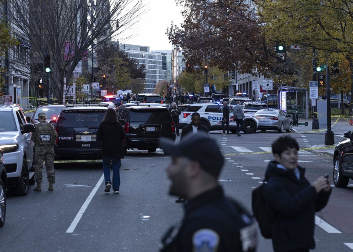 Agentes de seguridad en Washington tras el tiroteo contra dos miembros de la Guardia NacionalEuropa Press/Contacto/Mehmet Eser