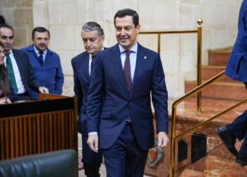 El presidente de la Junta de Andalucía, Juanma Moreno, llega al hemiciclo del Parlamento andaluz para afrontar la sesión de tarde de la primera jornada del Debate de la Comunidad Autónoma. A 27 de noviembre de 2025 en Sevilla (Andalucía, España). Este jueFrancisco J. Olmo - Europa Press