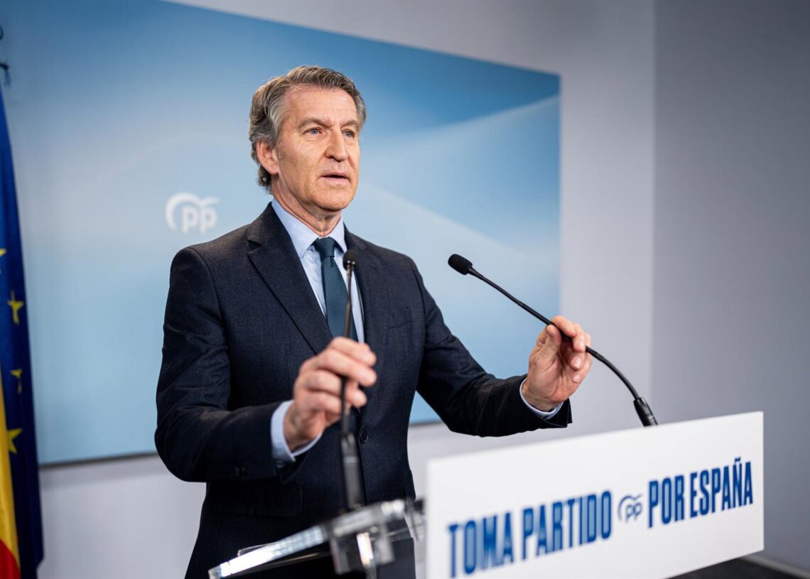 El presidente del Partido Popular, Alberto Núñez Feijóo, ofrece una declaración pública sobre la decisión del Tribunal Supremo de enviar a prisión al exministro de Transportes, José Luis Ábalos, y su ex asesor Koldo García, en la sede nacional del PP, a 2Gabriel Luengas - Europa Press