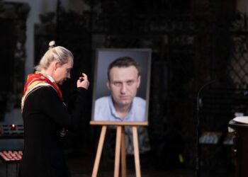 Archivo - Yulia Navalnaya, viuda del fallecido opositor ruso Alexei Navalni y dirigente de la Fundación Anticorrupción, asiste a un servicio conmemorativo en honor del activista en la Iglesia de Santa María en Berlín, Alemania.Sebastian Christoph Gollnow/dpa - Archivo