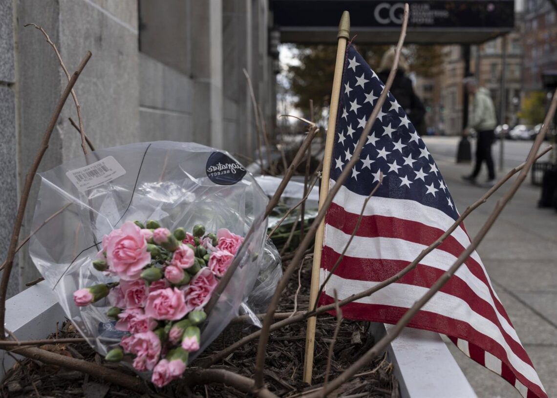 Un pequeño altar conmemorativo con flores y una bandera estadounidense frente a la estación de metro Farragut West en Washington DC en honor a los dos miembros de la Guardia Nacional de Virginia Occidental tiroteados, a escasa distancia de la Casa BlancaEuropa Press/Contacto/Mehmet Eser