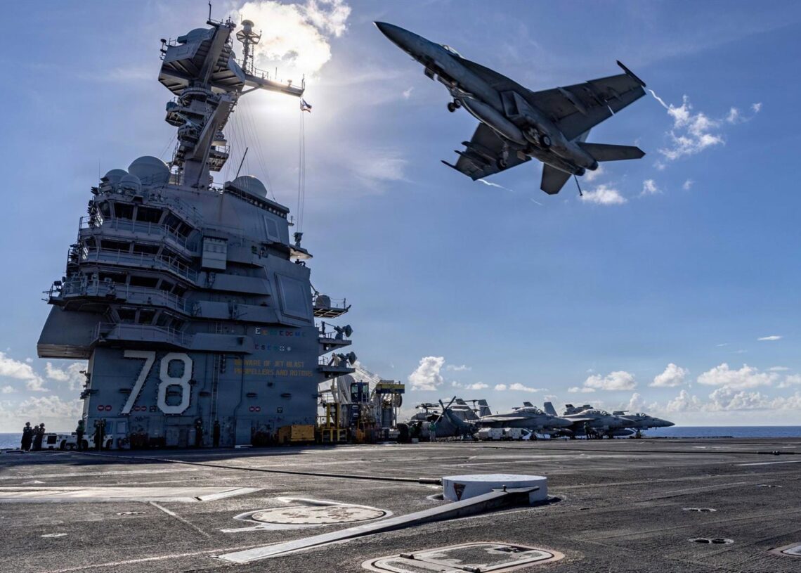 Archivo - Un caza de la Armada de Estados Unidos sobrevuela la cubierta de vuelo de su mayor portaaviones, el USS Gerald R. Ford, en el mar CaribeEuropa Press/Contacto/Mcsn Paige Brown/U.S. Navy
