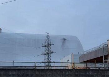 Archivo - El sarcófago de protección construido en torno al reactor de la central nuclear de Chernóbil que fue objeto del desastre nuclear de 1986, dañado por el impacto de un dron rusoEuropa Press/Contacto/Cover Images - Archivo