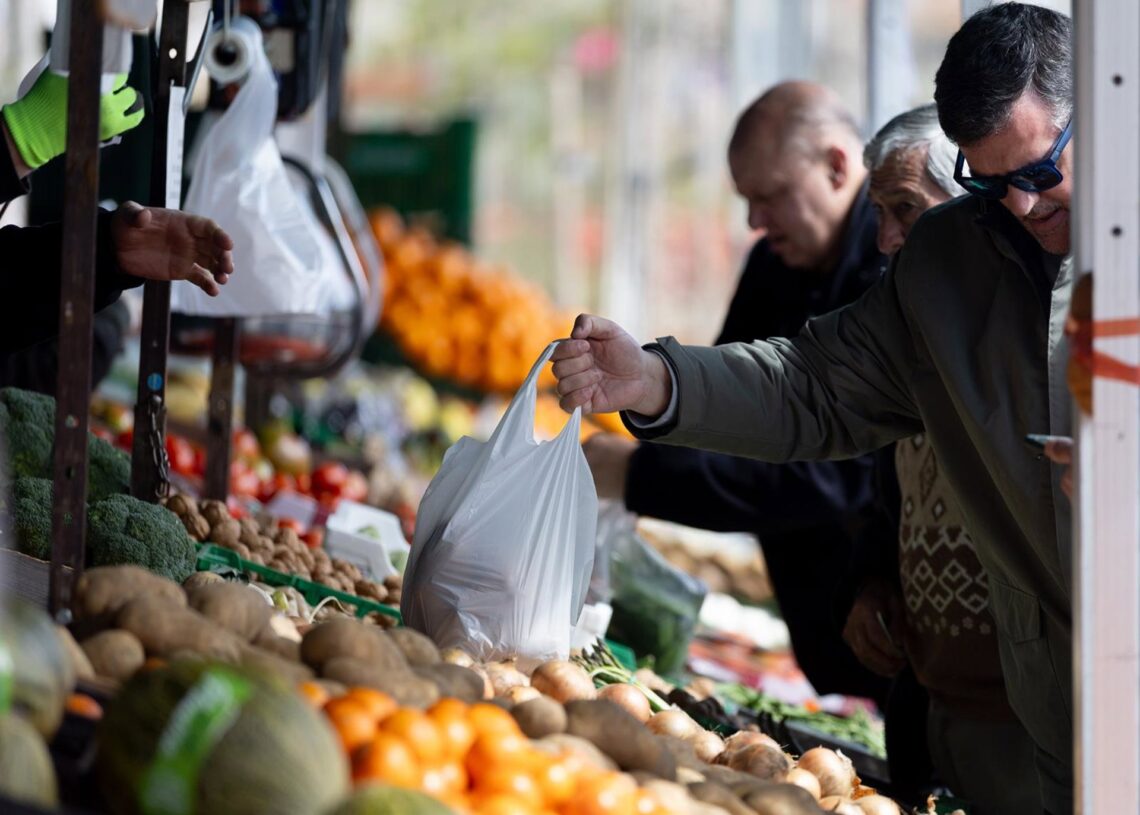 Archivo - Varias personas comprando en un mercado de alimentosEduardo Parra - Europa Press - Archivo