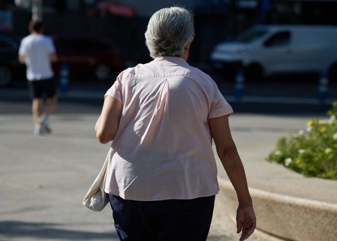 Archivo - Una mujer pensionista caminando por una calle de MadridJESÚS HELLÍN / EUROPA PRESS - Archivo
