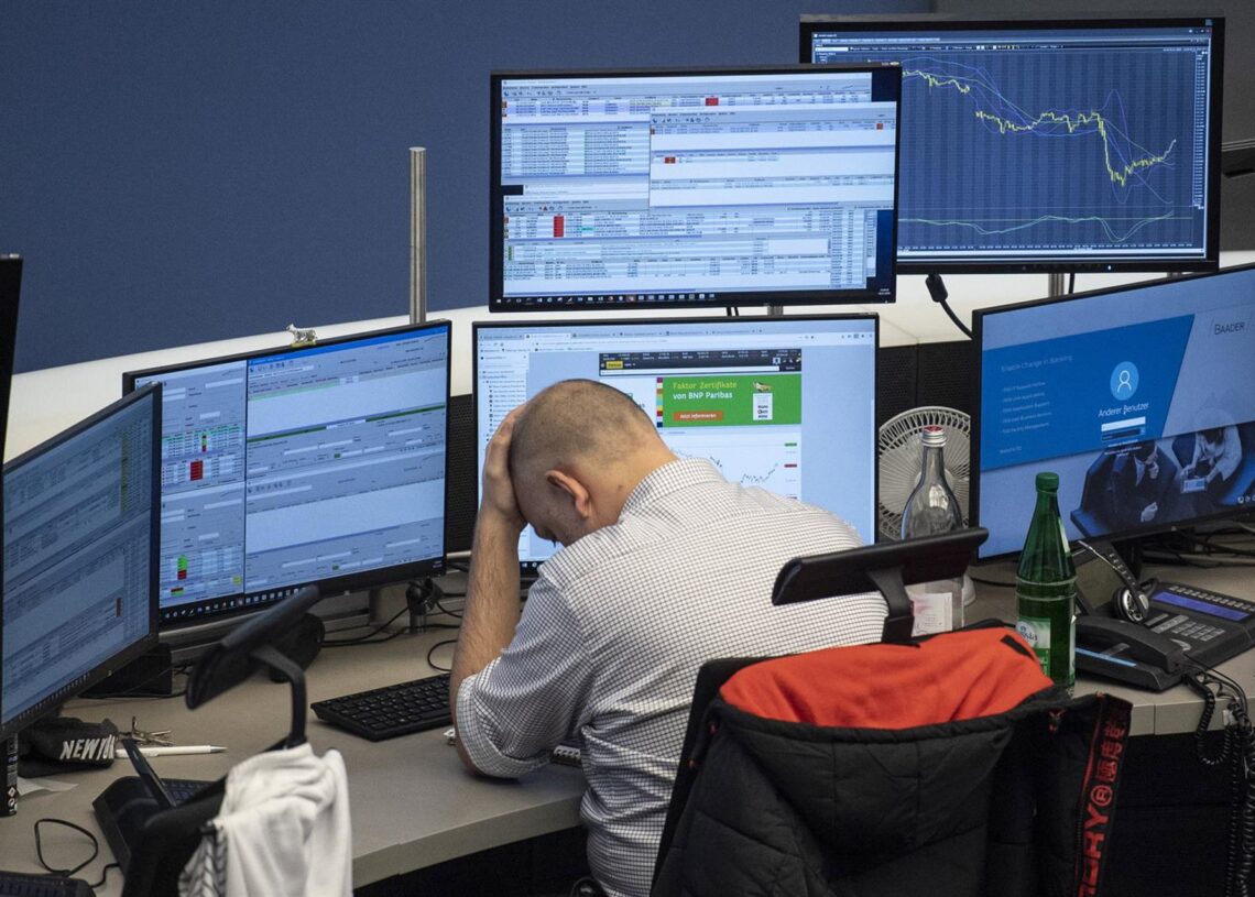 Archivo - 06 January 2020, Hessen, Frankfurt_Main: A stock trader works on the Frankfurt Stock Exchange, as the conflict between the USA and Iran has further unsettled investors in the German stock market. The Dax temporarily slipped below the 13,000 markBoris Roessler/dpa - Archivo