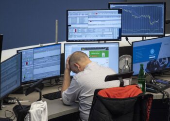 Archivo - 06 January 2020, Hessen, Frankfurt_Main: A stock trader works on the Frankfurt Stock Exchange, as the conflict between the USA and Iran has further unsettled investors in the German stock market. The Dax temporarily slipped below the 13,000 markBoris Roessler/dpa - Archivo