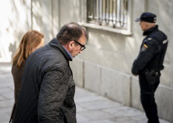 El exasesor Koldo García y su abogada Leticia de la Hoz a su llegada al Tribunal Supremo, a 27 de noviembre de 2025, en Madrid (España).A. Pérez Meca - Europa Press