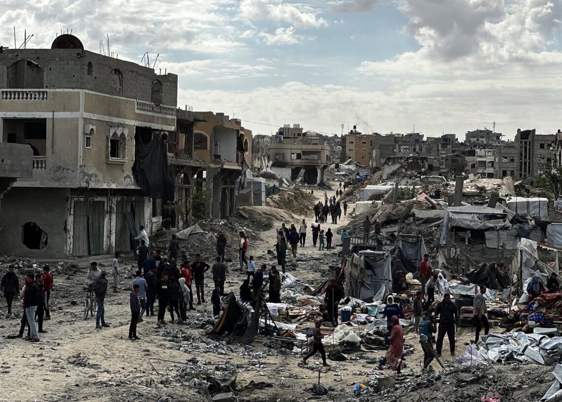 Archivo - Palestinos en los alrededores de un lugar bombardeado por el Ejército de Israel en Jan Yunis que acogía a desplazados por la ofensiva contra la Franja de Gaza (archivo)Doaa El-Baz/APA Images via ZUMA / DPA - Archivo