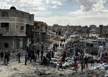 Archivo - Palestinos en los alrededores de un lugar bombardeado por el Ejército de Israel en Jan Yunis que acogía a desplazados por la ofensiva contra la Franja de Gaza (archivo)Doaa El-Baz/APA Images via ZUMA / DPA - Archivo