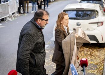 El exasesor Koldo García y su abogada Leticia de la Hoz a su llegada al Tribunal Supremo, a 27 de noviembre de 2025, en Madrid (España).A. Pérez Meca - Europa Press