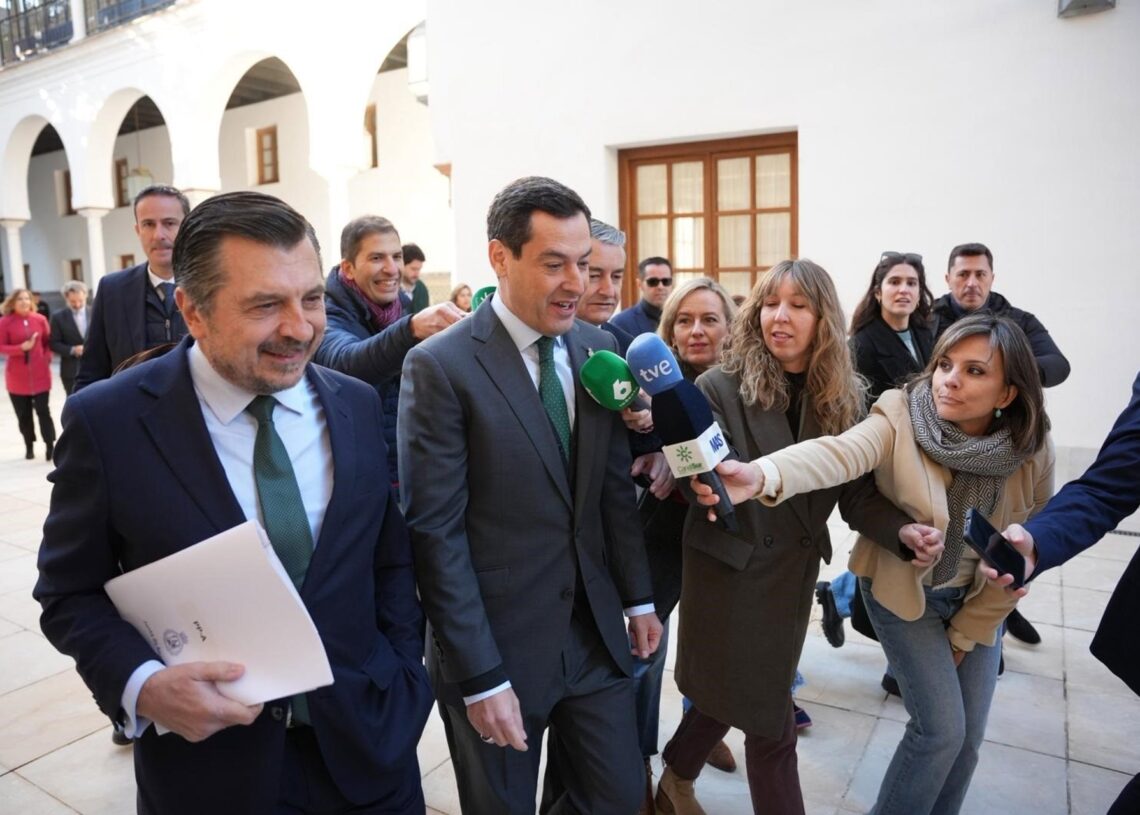 El presidente de la Junta de Andalucía, Juanma Moreno, este viernes en el ParlamentoMARÍA JOSÉ LÓPEZ-EUROPA PRESS