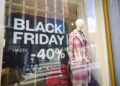 Descuentos por el Black Friday en un escaparate, a 26 de noviembre de 2025, en Madrid (España).Jesús Hellín - Europa Press