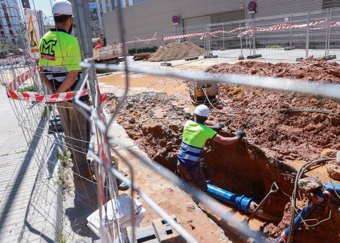 Archivo - Trabajadores en una obra de canalizacionesROCÍO RUZ-EUROPA PRESS - Archivo