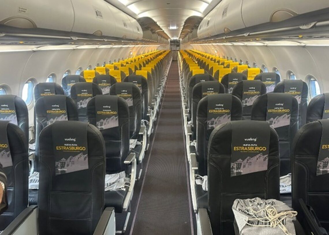 Archivo - Interior de un avión de VuelingVUELING - Archivo