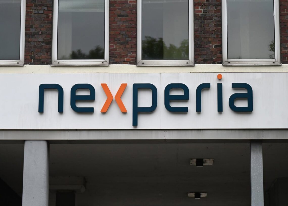 Archivo - FILED - 25 August 2025, Hamburg: The logo of the semiconductor manufacturer "Nexperia" hangs above the entrance to the company building. Photo: David Hammersen/dpaDavid Hammersen/dpa - Archivo