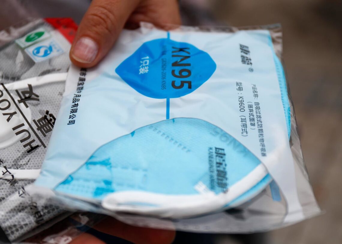 Archivo - Uno de los modelos de mascarillas con válvula que hay en el mercado, en Madrid (España), a 17 de noviembre de 2020. Óscar J.Barroso - Europa Press - Archivo