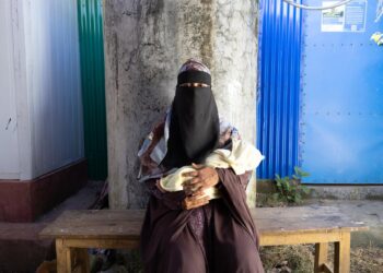 Imagen de archivo de una refugiada rohingya con su bebé en brazos en uno de los campos situados en Cox's Bazar, Bangladesh.MIRJA VOGEL