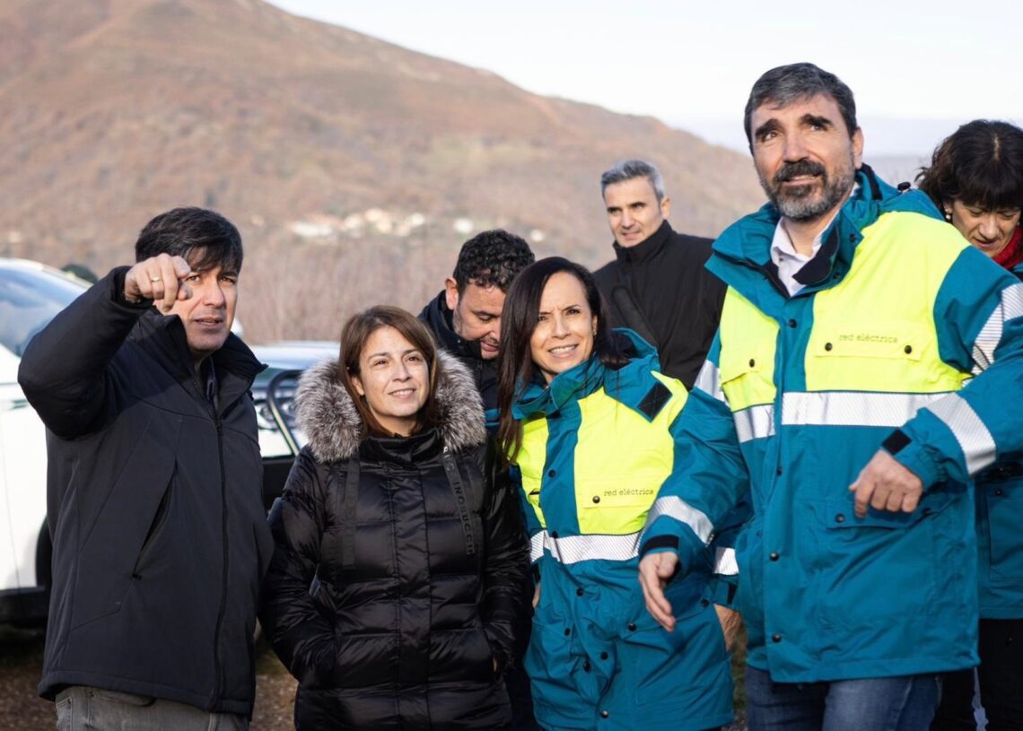 La delegada del Gobierno en Asturias, Adriana Lastra, junto a a la presidenta de Redeia, Beatriz Corredor, y el consejero de Ciencia, Industria y Empleo del Principado de Asturias, Borja Sánchez.IMANOL RIMADA/EUROPA PRESS
