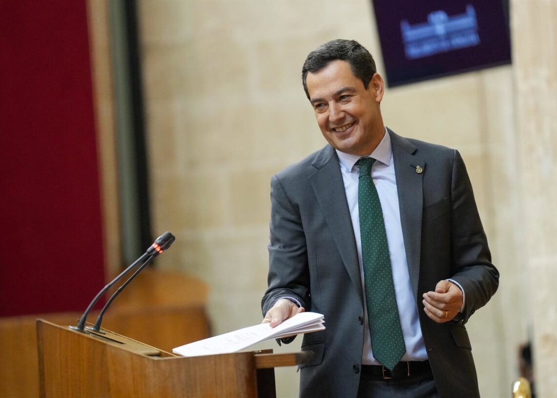 El presidente de la Junta de Andalucía, Juanma Moreno, dirigiéndose al atril para hacer uso de su turno de réplica al portavoz del Grupo Parlamentario Popular, Toni Martín, en la segunda y última jornada del Debate sobre el Estado de La ComunidadMaría José López - Europa Press