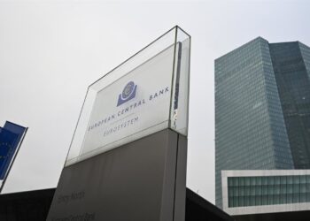 Archivo - 12 December 2024, Hesse, Frankfurt_Main: A stele with the inscription "European Central Bank - Eurosystem" stands in front of the European Central Bank (ECB) in the east of Frankfurt. Photo: Arne Dedert/dpaArne Dedert/dpa - Archivo