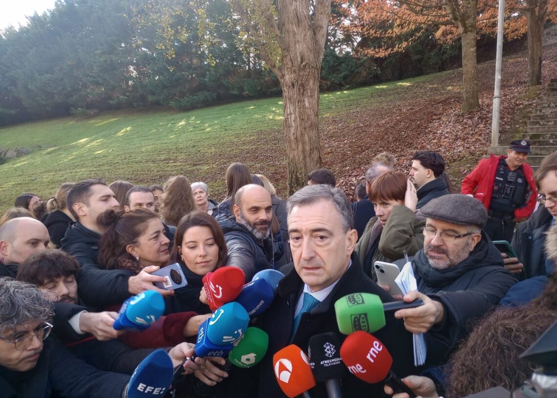 El presidente del EBB del PNV, Aitor Esteban, realiza declaraciones a los medios de comunicación en Gernika (Bizkaia)EUROPA PRESS
